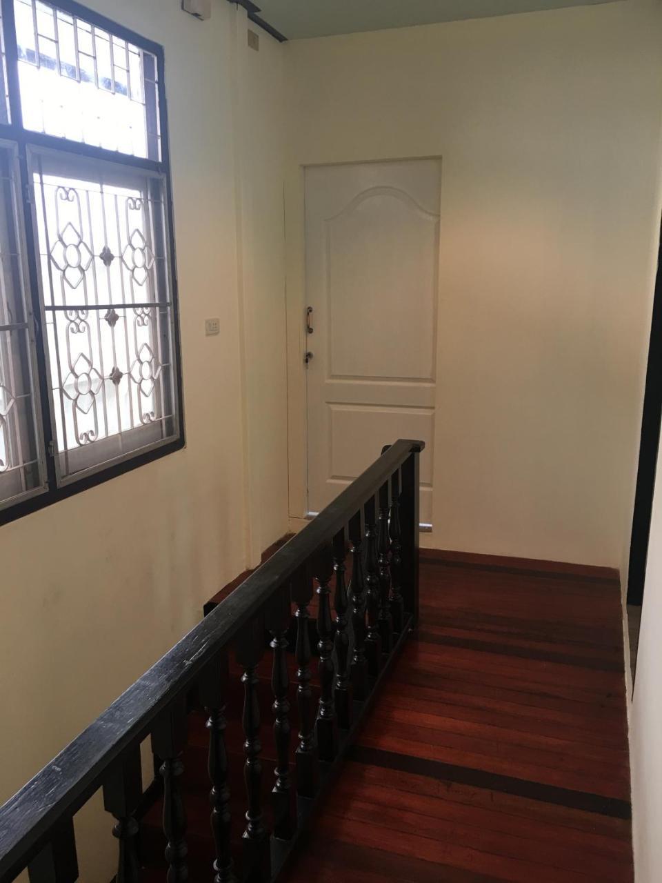 The Baan Nathong Hostel Bangkok Ngoại thất bức ảnh