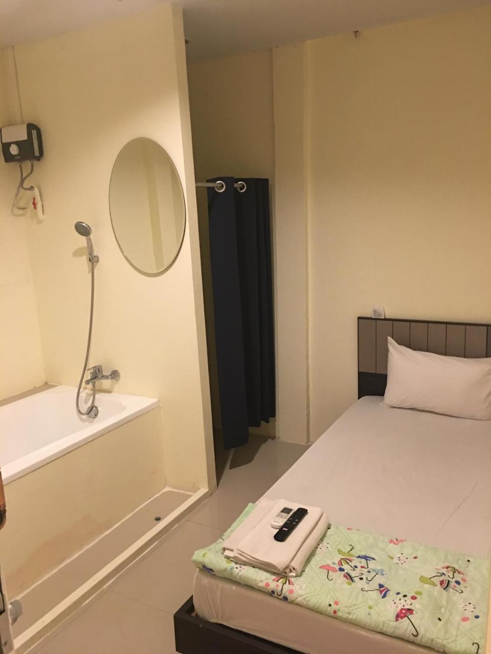 The Baan Nathong Hostel Bangkok Ngoại thất bức ảnh