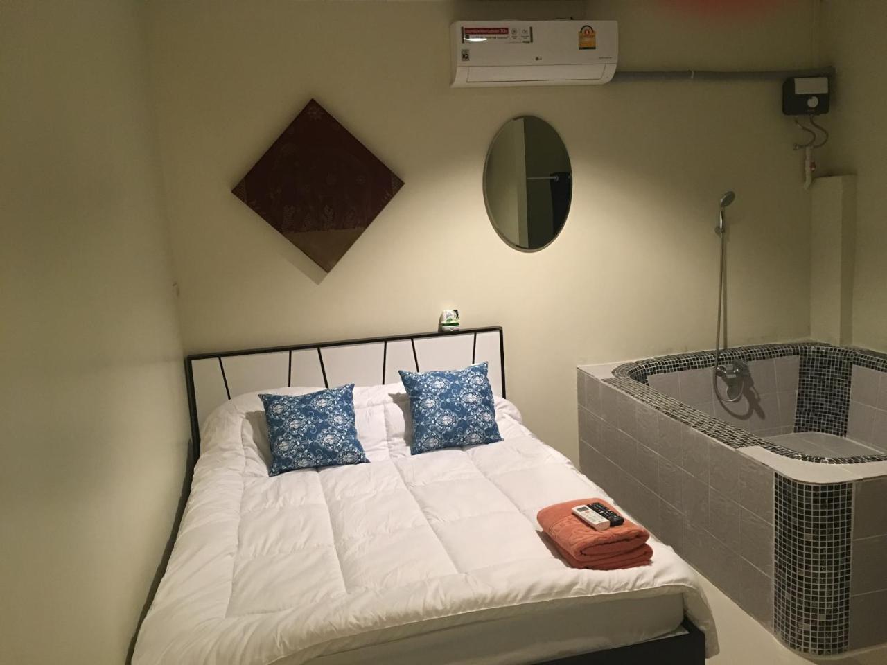 The Baan Nathong Hostel Bangkok Ngoại thất bức ảnh